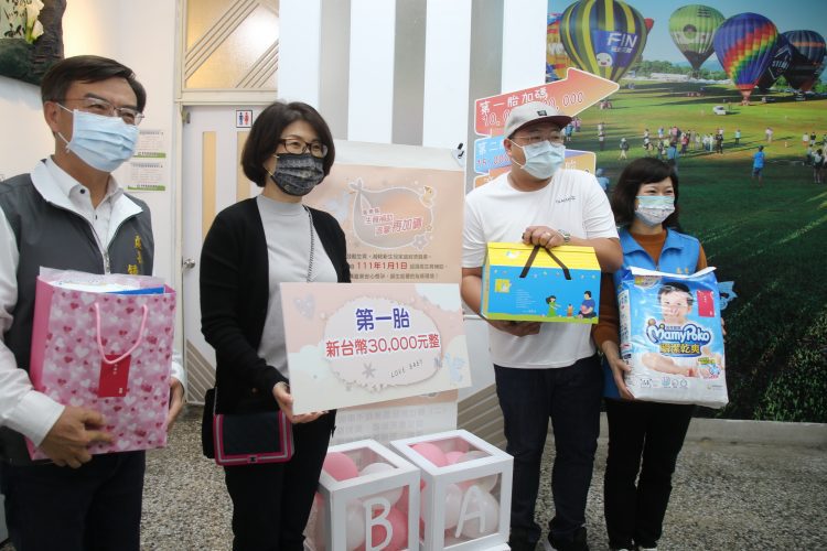減輕新生兒家庭負擔 臺東縣民生育首胎補助3萬 減輕新生兒家庭負擔 臺東縣民生育首胎補助3萬