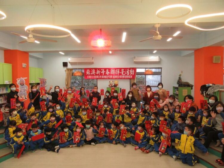 營造春節節慶氛圍 蘇澳鎮公所邀名家揮毫贈春聯