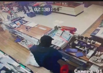 疑有糾紛喬不攏 5名強盜深夜洗劫超商