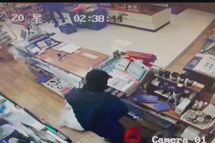 疑有糾紛喬不攏 5名強盜深夜洗劫超商