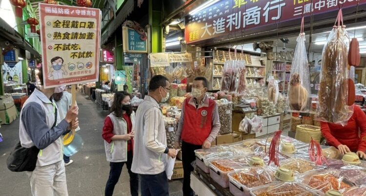 疫情升溫過年稽查市場商圈防疫不打烊 經發局籲民眾自主分流非尖峰時間採買年貨 疫情升溫過年稽查市場商圈防疫不打烊 經發局籲民眾自主分流非尖峰時間採買年貨