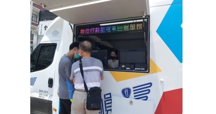 監理所「數位行動監理車」 今年首站開往路竹區服務! 監理所「數位行動監理車」 今年首站開往路竹區服務!