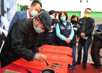 科學園區，福虎生豐！嘉義縣府春聯揮毫活動 邀書法名家蕭吉川寫下新年好彩頭