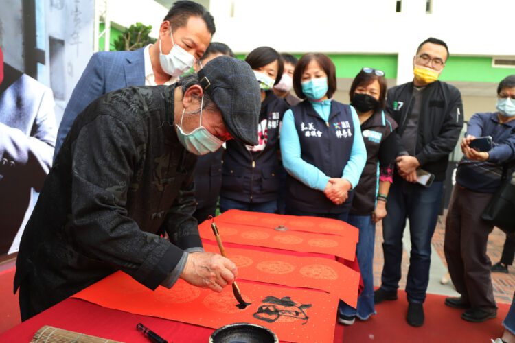 科學園區，福虎生豐！嘉義縣府春聯揮毫活動 邀書法名家蕭吉川寫下新年好彩頭