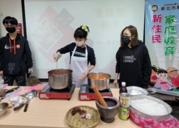 移民署向新住民家庭介紹「柬新年」 一同手作柬埔寨風味咖哩雞