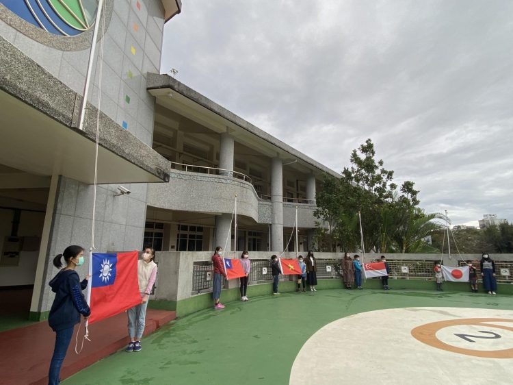 結合國際暨人權教育  東華附小11國國旗齊飄揚