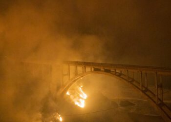 美国加州山区大火 世界最美一号公路关闭