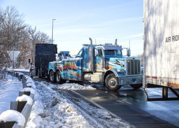 美國東部降大雪上百人受困車龍27個小時