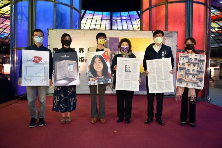 美麗島站舉辦「跨越國界的人權火炬」海報展 重現珍貴史料 美麗島站舉辦「跨越國界的人權火炬」海報展 重現珍貴史料