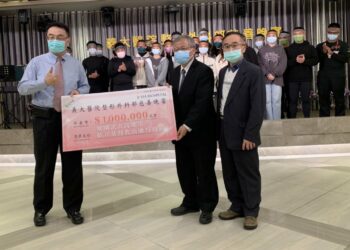 義大醫院整形外科10年持續捐助六龜山地育幼院 舉重女神郭婞淳頒發感謝狀