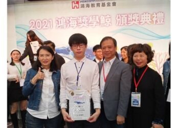 義守大學許汯洧不畏逆境翻轉人生 獲得「第五屆鴻海獎學鯨」十萬元補助