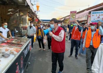 興達港觀光漁市假日湧人潮 高市府聯合稽查防疫不鬆懈