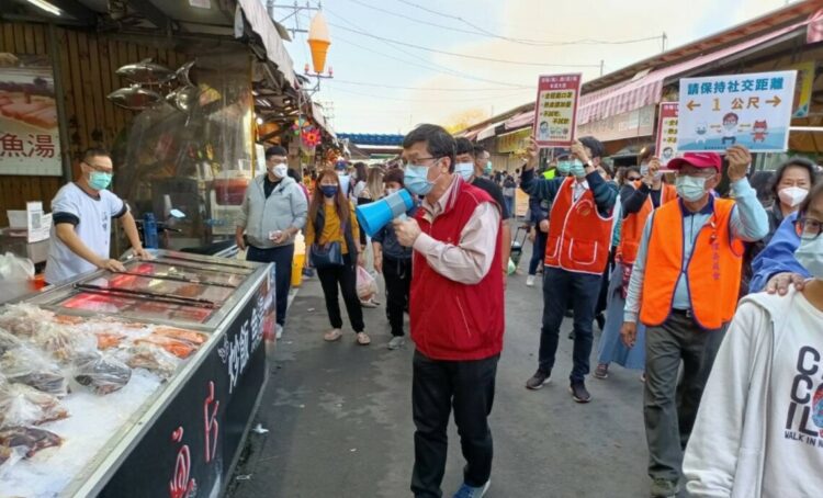 興達港觀光漁市假日湧人潮 高市府聯合稽查防疫不鬆懈
