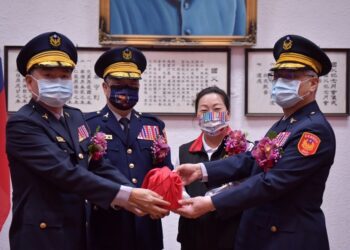 花蓮縣警局卸、新任局長交接布達典禮 徐榛蔚勉勵新任戴崇贒局長發揮專長捍衛花蓮治安