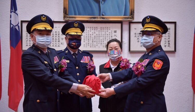 花蓮縣警局卸、新任局長交接布達典禮 徐榛蔚勉勵新任戴崇贒局長發揮專長捍衛花蓮治安 花蓮縣警局卸、新任局長交接布達典禮 徐榛蔚勉勵新任戴崇贒局長發揮專長捍衛花蓮治安