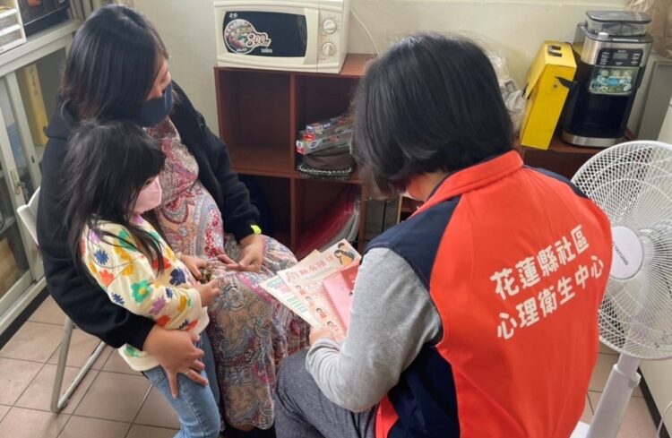 花蓮縣身心健康及成癮防治所走進社區 提供「珍重生命溫心送關懷」服務
