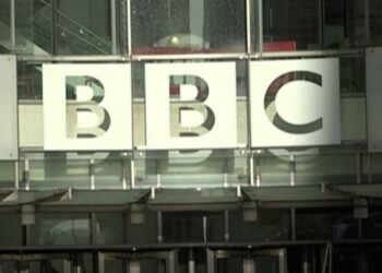 英国冻结BBC电视执照费两年 反对党指责“文化破坏”