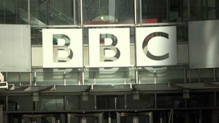 英国冻结BBC电视执照费两年 反对党指责“文化破坏” 英国冻结BBC电视执照费两年 反对党指责“文化破坏”