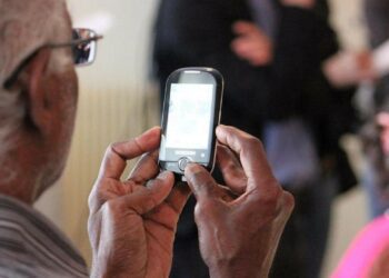 调查：东方老年人更愿拥抱数字技术