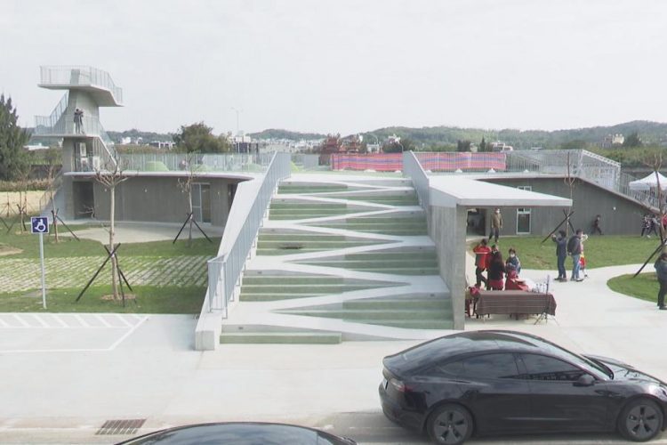 那魯灣文化聚落搭配瞭望台 遠眺絕美海岸線 那魯灣文化聚落搭配瞭望台 遠眺絕美海岸線