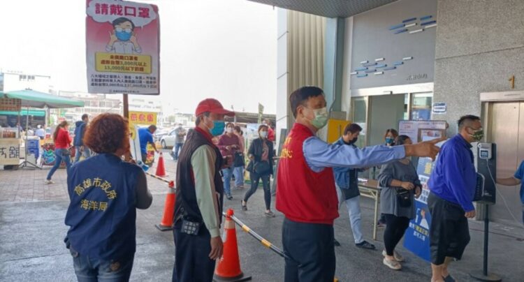 防範疫情 海洋局長張漢雄赴魚市場及直銷中心督導防疫作為 防範疫情 海洋局長張漢雄赴魚市場及直銷中心督導防疫作為