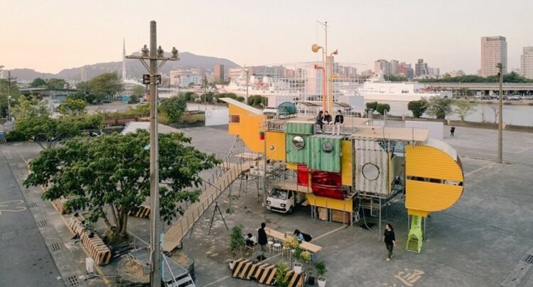 霍爾的移動城堡在高雄?高雄國際貨櫃藝術節〈我們都住在黃色潛水艇〉療癒啟航 霍爾的移動城堡在高雄?高雄國際貨櫃藝術節〈我們都住在黃色潛水艇〉療癒啟航