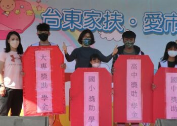 饒慶鈴攜手郭婞淳現身力挺台東家扶「愛市集」 呼籲關心弱勢家庭