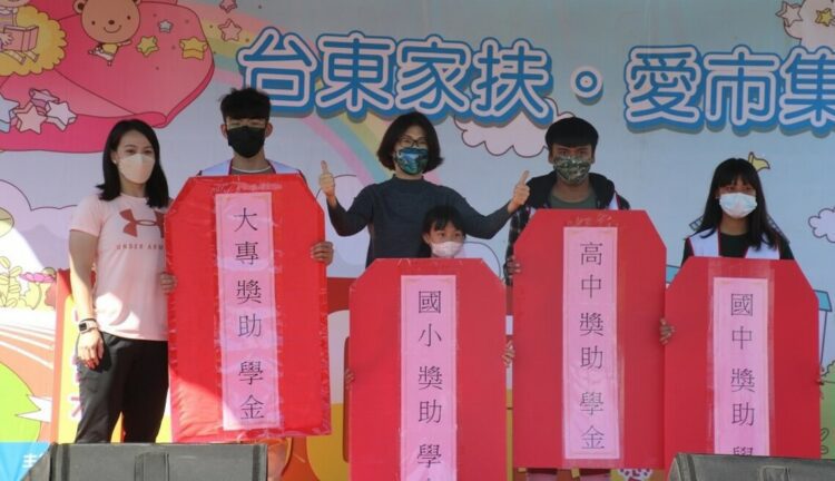 饒慶鈴攜手郭婞淳現身力挺台東家扶「愛市集」 呼籲關心弱勢家庭