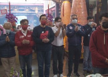 馬英九參拜都城隍爺 廣場前發放一千份春聯