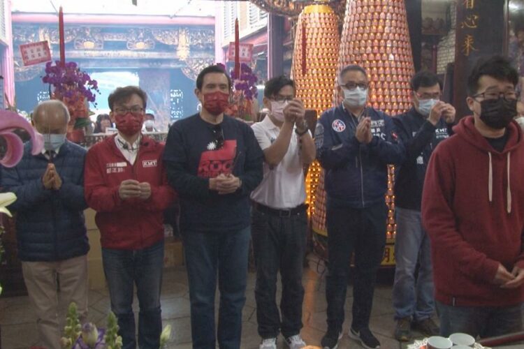 馬英九參拜都城隍爺 廣場前發放一千份春聯