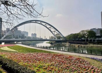 高市河岸綠地 百花綻放報春喜