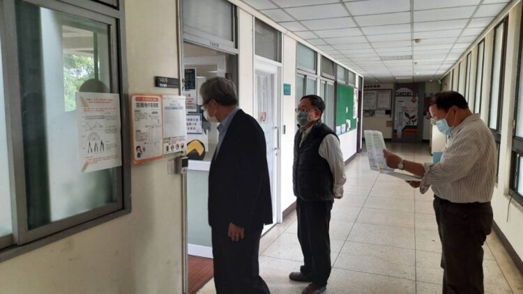 高雄一考區試場開放順利 吳連賞籲請考生明天提早出門