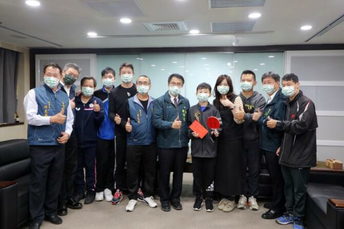 南市忠孝國中郭冠宏破紀錄成史上最年輕桌球國手　黃偉哲勉勵國際賽奪佳績