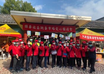 大安波麗士與里民志工團一同迎新春。