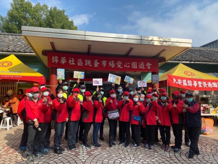 大安波麗士與里民志工團一同迎新春。