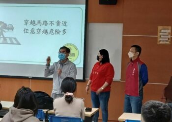 南港分局同仁向同學們宣導交通安全觀念