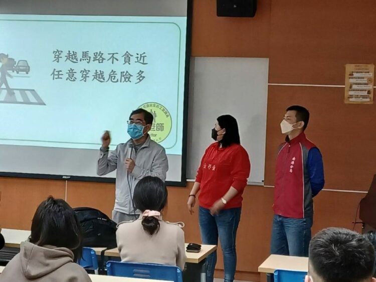 TO GO,OR NOT TO GO 從此不再是問題 南港分局同仁向同學們宣導交通安全觀念