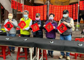 (左一)同學會林老師、（左二） 基隆郵局 周哲範局長、（左三） 國策顧問暨慶安宮 童永 主委及（左四） 張芳麗 議員、(右一)瑞芳書道學會白理事長。