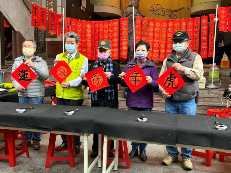 (左一)同學會林老師、（左二） 基隆郵局 周哲範局長、（左三） 國策顧問暨慶安宮 童永 主委及（左四） 張芳麗 議員、(右一)瑞芳書道學會白理事長。