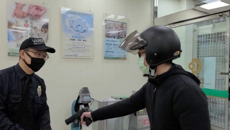 犯嫌持槍進入銀行