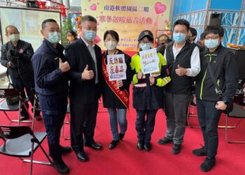 黃副市長與陳分局長攜手寒冬送暖