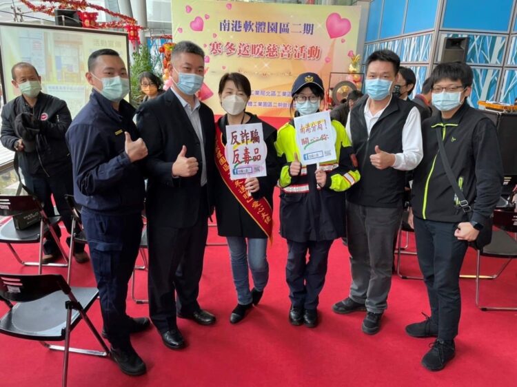 黃副市長與陳分局長攜手寒冬送暖