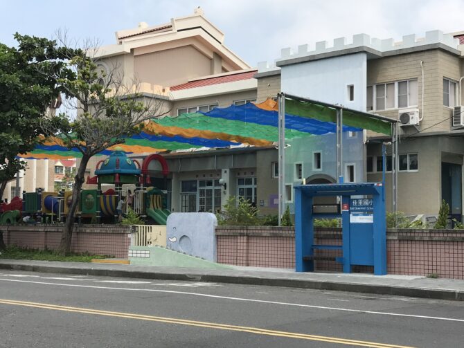 圖3 「佳里欖仁道」採用了大象與鱷魚作為出入口的造型設計兼具擋土功能
