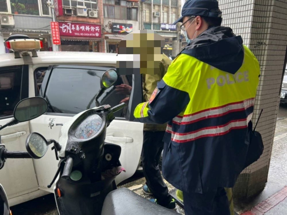 氣溫驟降寒流發威 基警協助老翁安置避寒