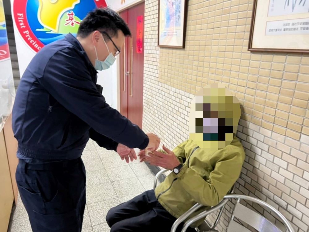 氣溫驟降寒流發威 基警協助老翁安置避寒