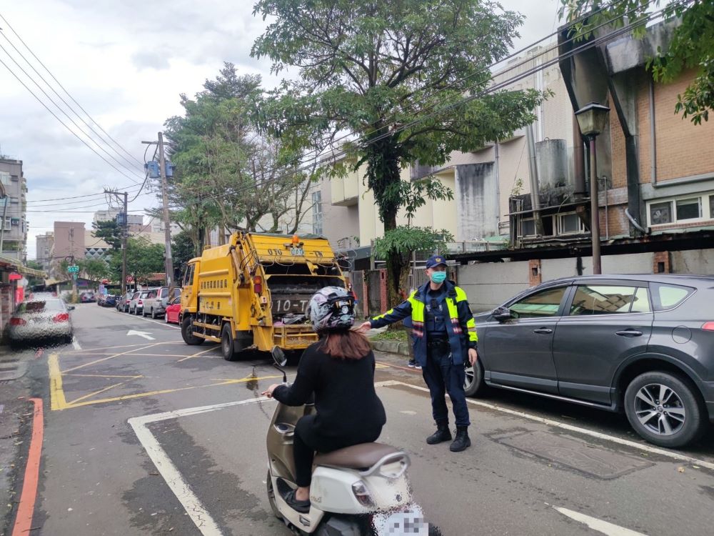 路樹倒塌壓到路邊車 警民協力通報排除障礙 恢復通車