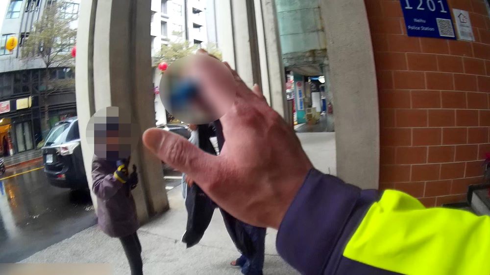 老婦人由家屬帶回並向員警感謝