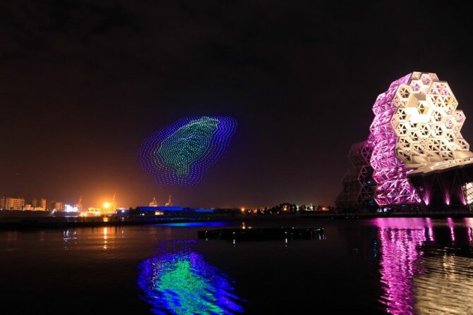 「2022臺灣燈會在高雄」愛河灣夜空中 1500台無人機的展演