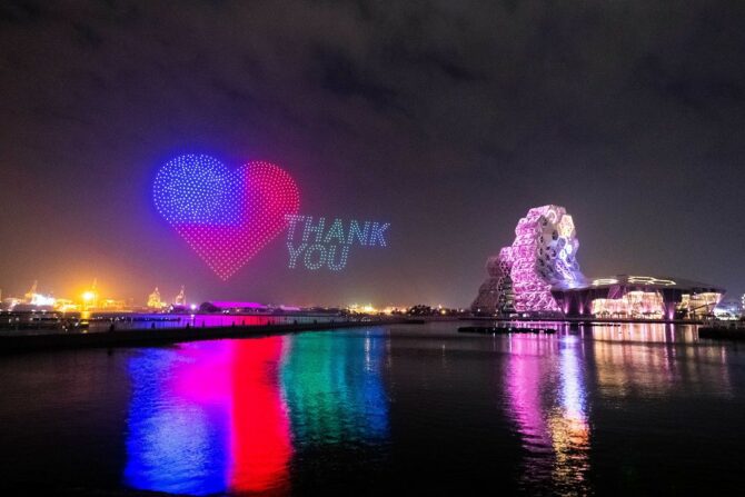 「2022臺灣燈會在高雄」愛河灣夜空中 1500台無人機的展演