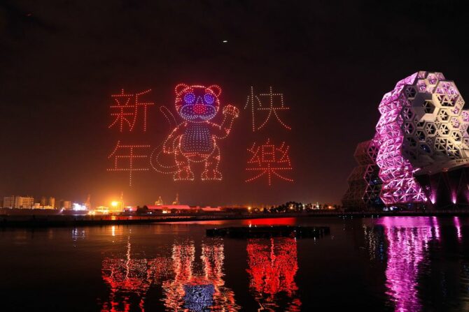 「2022臺灣燈會在高雄」愛河灣夜空中 1500台無人機的展演